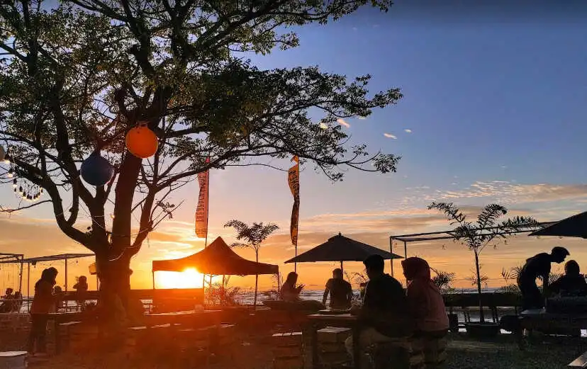 sunset di cafe beach stone makassar