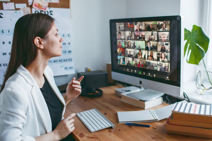 cewek cantik melakukan zoom meeting online