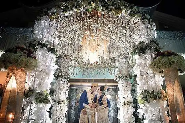 pengantin bepose di gedung immim makassar