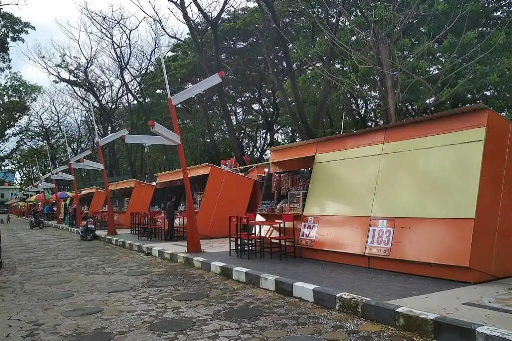 kios-penjual-makanan-dan-minuman-di-lapangan-karebosi-makassar
