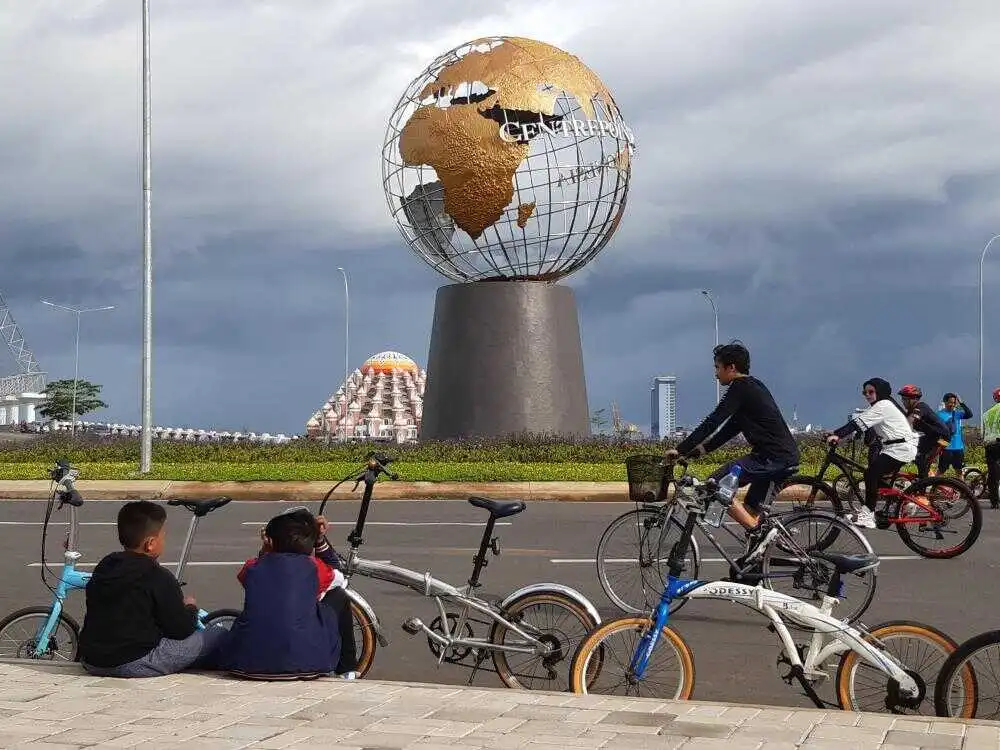 anak-anak bersepeda di sekitar CPI Makassar