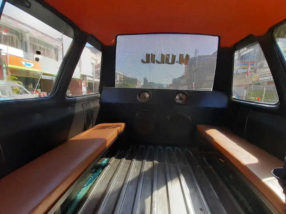 kursi di dalam pete-pete makassar