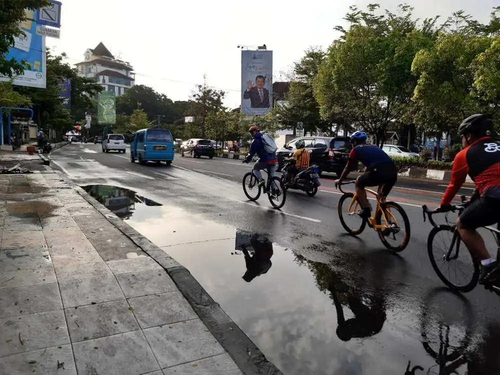 orang bersepeda di pagi hari untuk diet