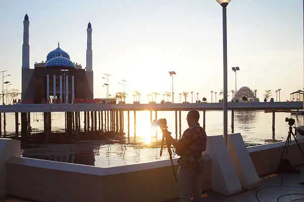 motret-sunset-di-pantai-losari