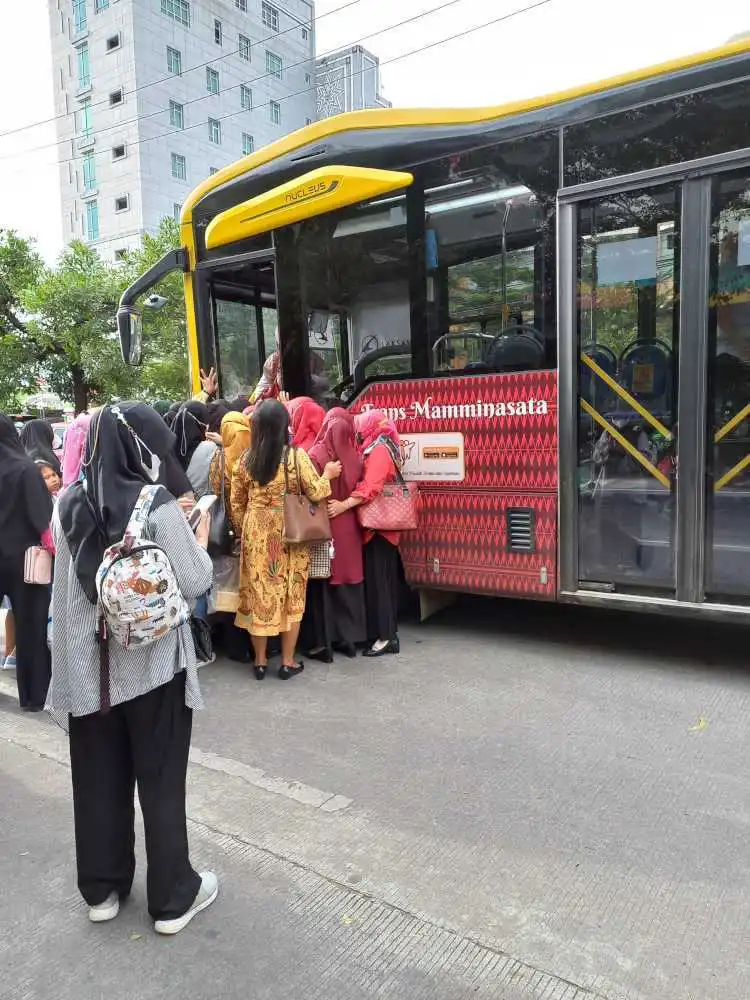 orang antri naik bus trans maminasata