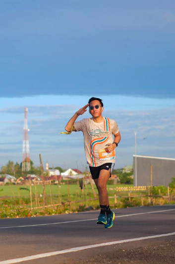 pose lari sambil beri hormat