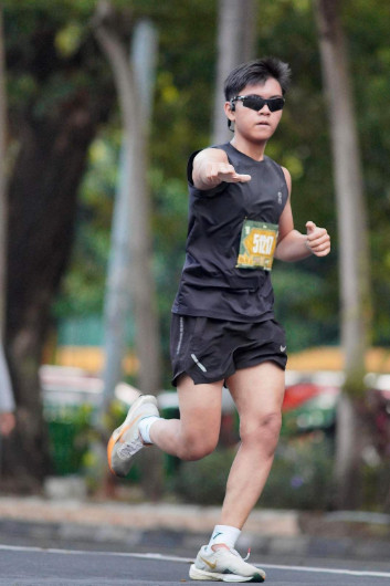 pose lari sambil menunjuk fotografer