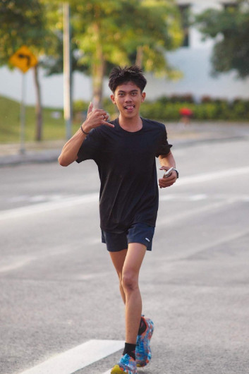 pose lari sambil nelpon