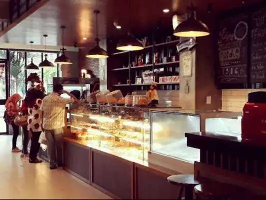 tempat-nongkrong-di-makassar-donaldmee-donaldmeecafe