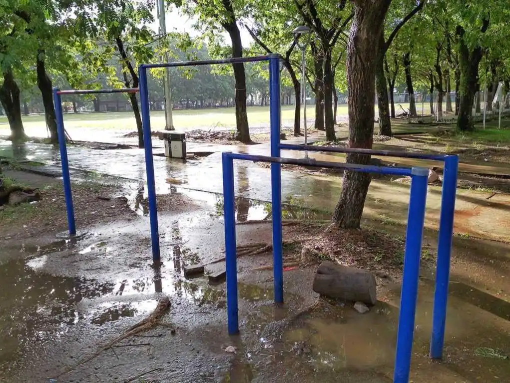 tiang-pull-up-di-lapangan-karebosi