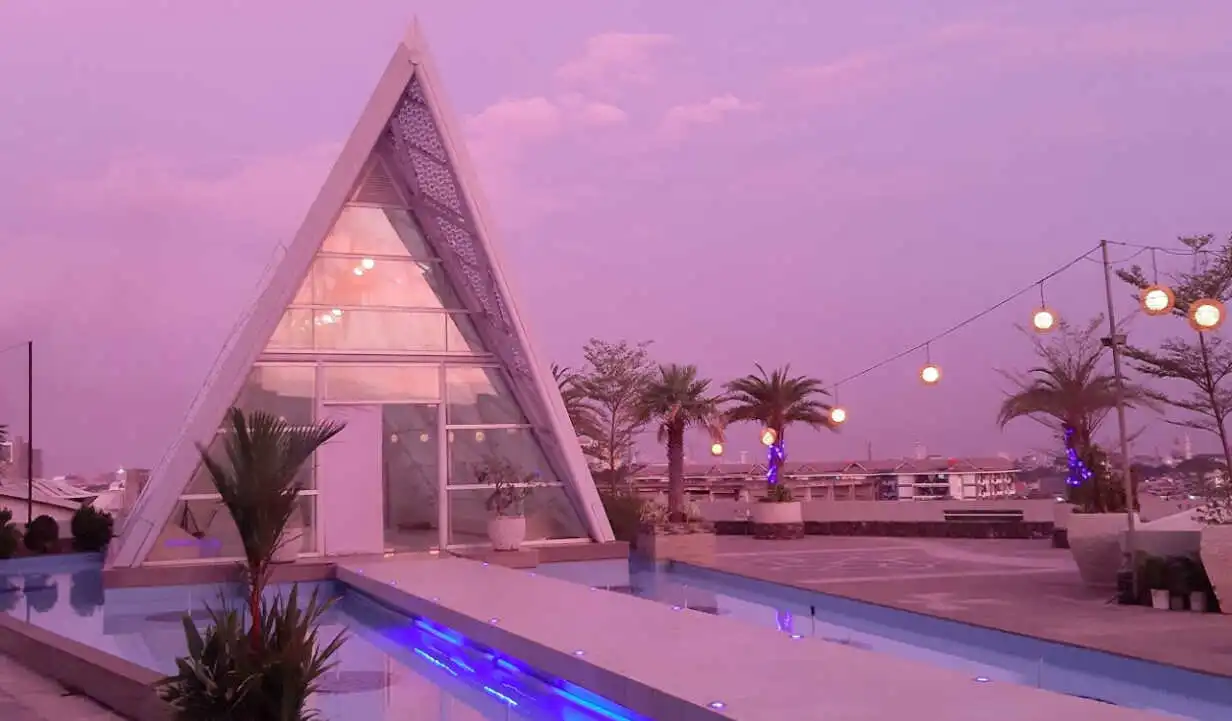 tempat wedding outdoor di makassar - hotel the rinra
